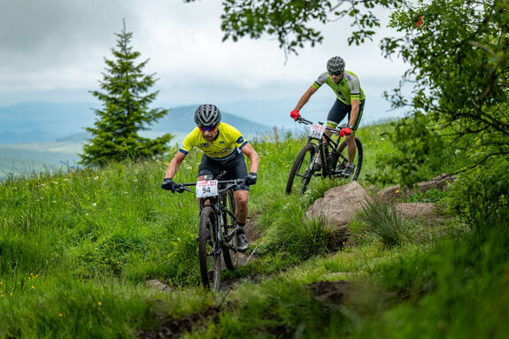 le-raid-vtt-des-monts-d-ardeche-fait-rimer-performance-technique-et-paysage-a-couper-le-souffle-photo-yanis-maza-1747418509.jpg
